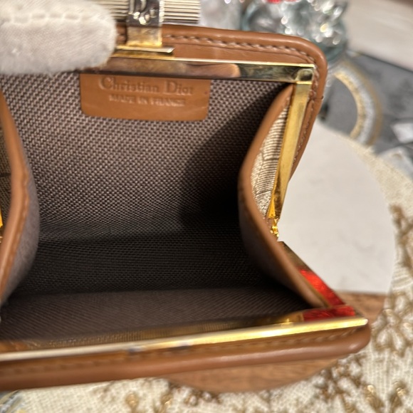 Dior Coins holder mini pocket this tiny piece is a beautiful and clean interior - Picture 4 of 13